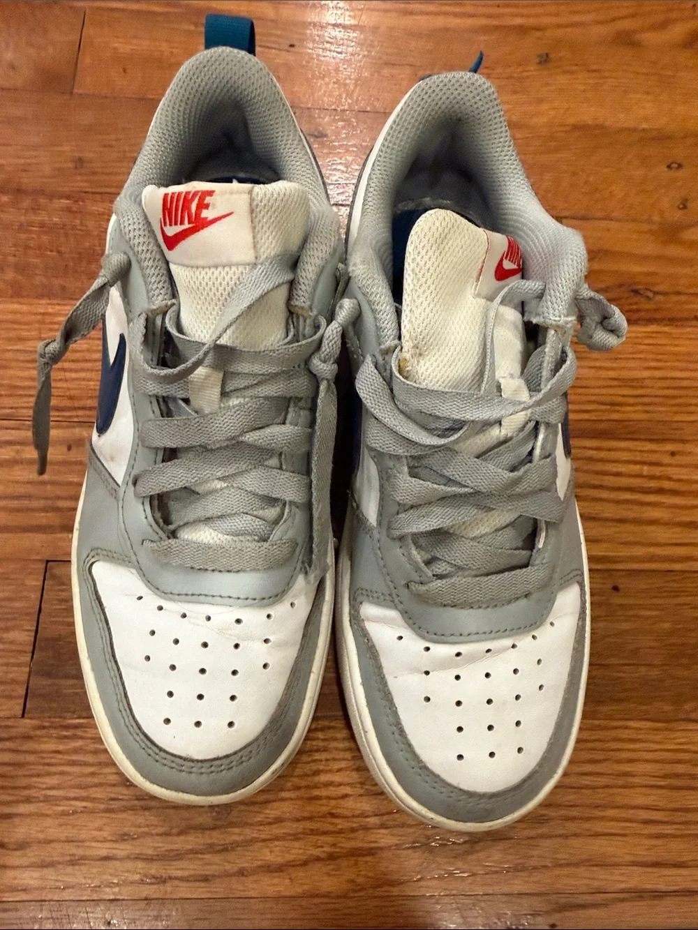 size 4.5 Nike Kids Low-Top Sneakers in White, Light Gray & Blue use good con